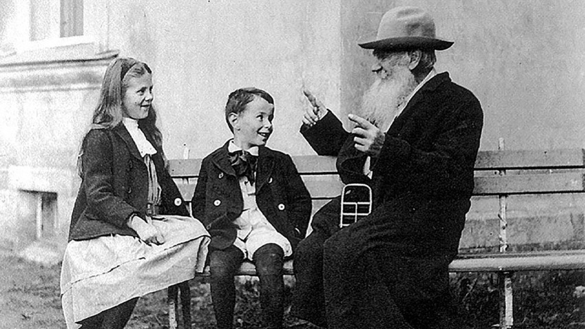 Л. Н.Толстој им раскажува приказна на внуците. 