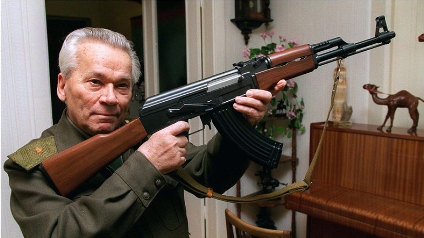 Mihail Kalašnikov razkazuje model avtomata AK-47, izdelanega v Iževsku.