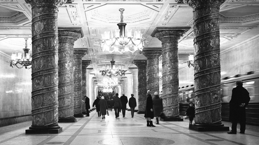 Menschen in der ersten Sankt Petersburger Metro-Station Awtowo