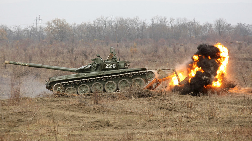 Tanque T-72B durante la operación de remoción de minas en el distrito Achjói-Martanovski de la República de Chechenia .
