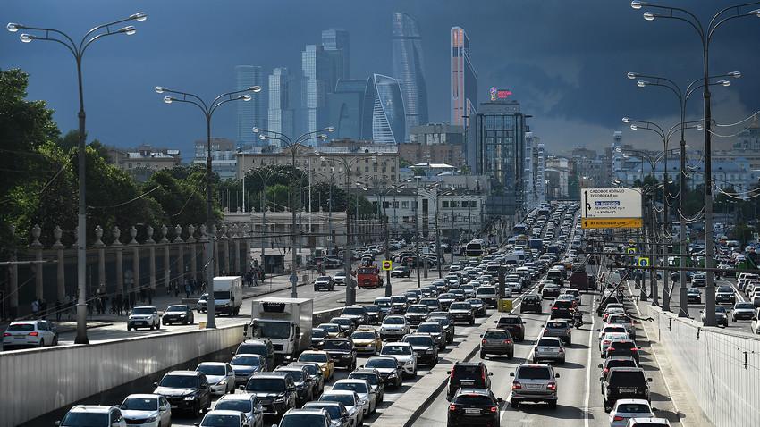 Lalu lintas Moskow sudah terlalu penuh, oleh karena itu pemerintah setempat berupaya meningkatkan infrastruktur yang ada.