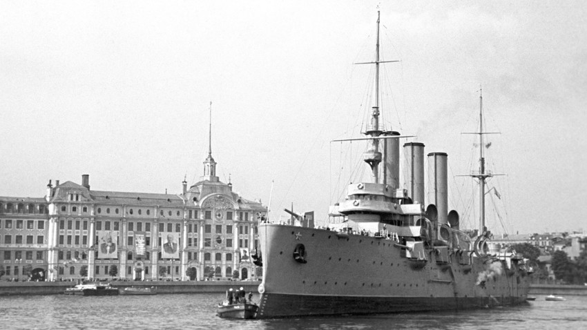 Crucero Aurora en San Petersburgo.