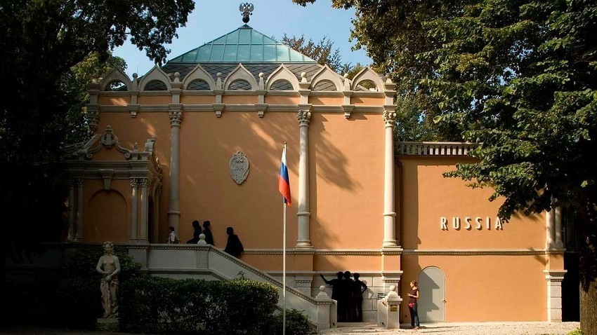 Der russische Pavillon ist dem des Architekten Alexej Schtschusew aus dem Jahr 1914 nachempfunden.