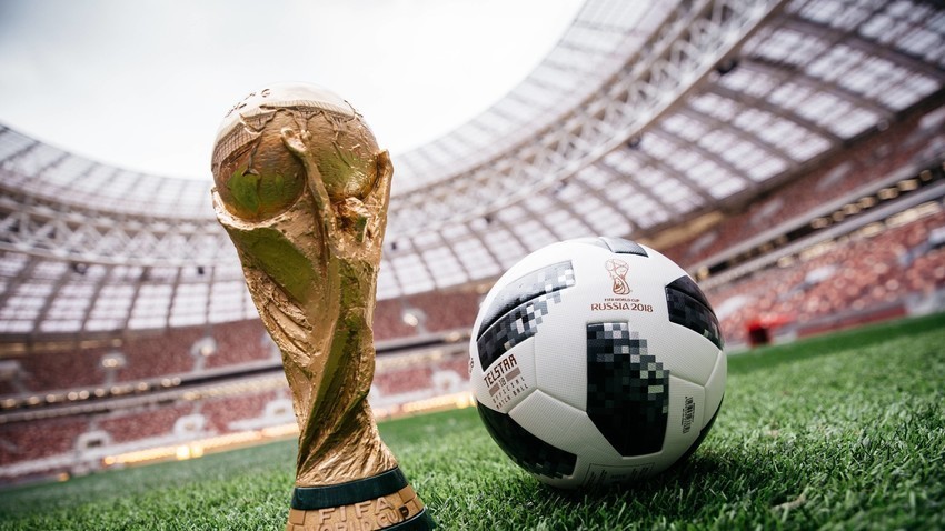 Пехарот за Светското првенство и официјалната топка „Адидас Телстар 18“ за Светското фудбалско првенство во Русија.

