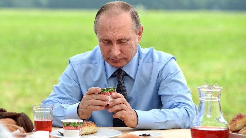 Vladímir Putin desayunando al aire libre
