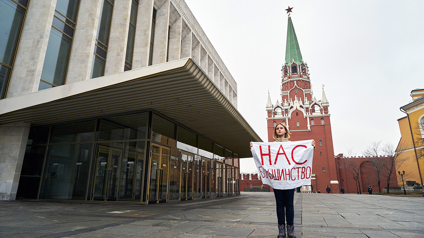 „Wir sind die Mehrheit“ steht auf dem Plakat einer Aktivistin bei einer feministischen Protestaktion vor dem Kreml am 8. März.