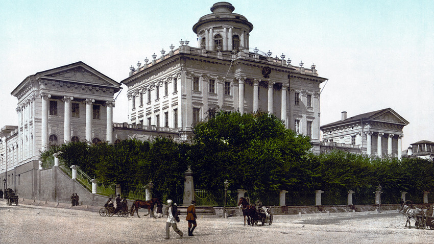 Пощенска картичка от XIX в. на Дома на Пашков до Кремъл в Москва. По-рано Музей на Румянцев, днес Руска държавна библиотека.