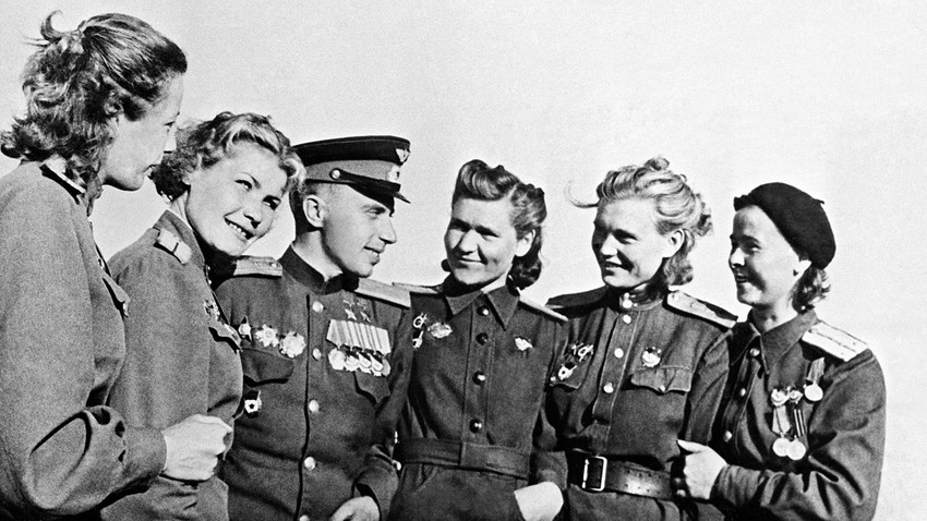 Двукратният Герой на Съветския съюз - пилотът Леонид Беда, с жени, пилоти на бомбардировачи.