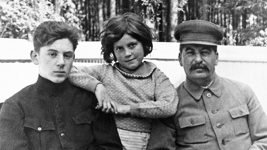 Stalin s sinom Vasilijem in hčerko Svetlano na dači junija 1935.