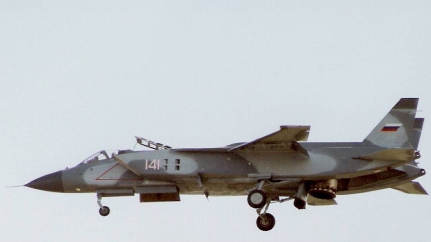 Lovac s vertikalnim uzlijetanjem Jak-141 snimljen kako lebdi u zraku na aviosajmu u Farnboroughu 1992. godine.