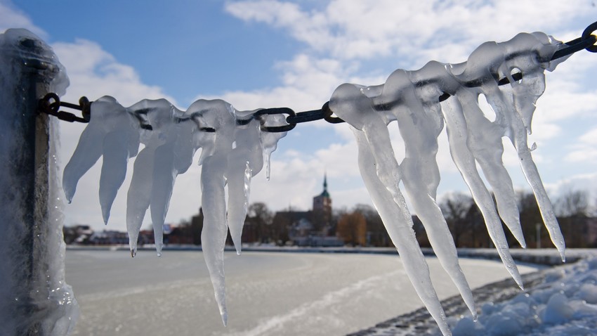 Pingentes de gelo em passagem de São Petersburgo