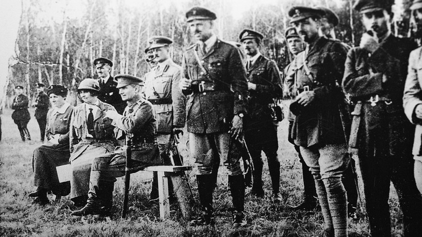 Адмирал Александър Колчак (седнал) с британски офицери на Източния фронт, Русия, 1918 г.