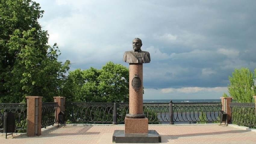 Споменик Дмитрију Сироткину у Нижњем Новгороду