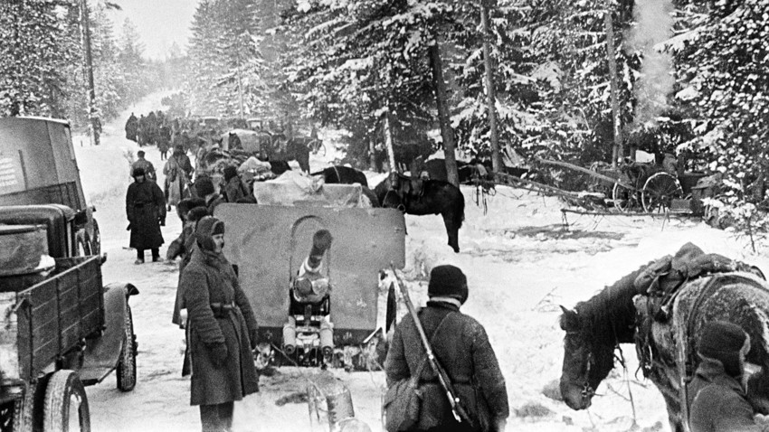 Съветски артилерийски отряд на път към фронта в Карелския провлак, март 1940 г.