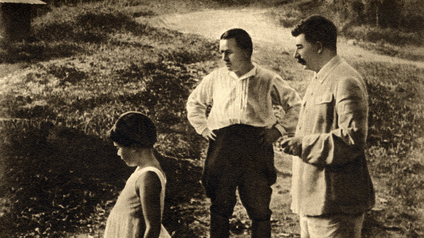 Sergej Kirow (Mitte) und Josef Stalin (rechts) 1934 in Sotschi