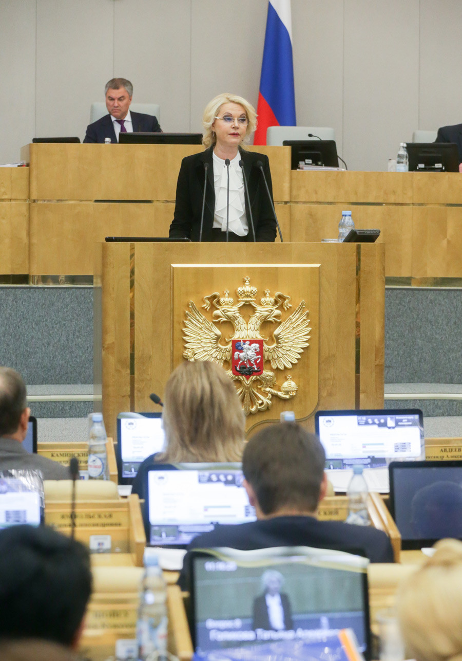 Tatyana Golikova, a capo della Camera dei conti della Federazione Russa. Dietro, lo speaker della Duma di Stato Vyacheslav Volodin