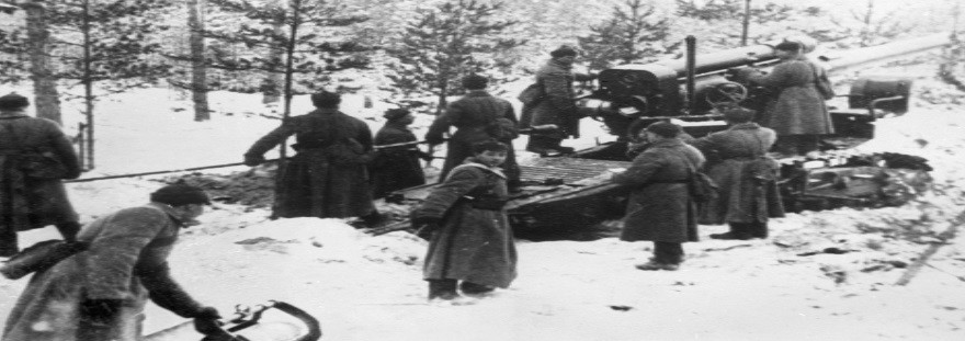 Borci Rdeče armade med artilerijskim napadom na utrjene finske položaje na »Mannerheimovi liniji«.