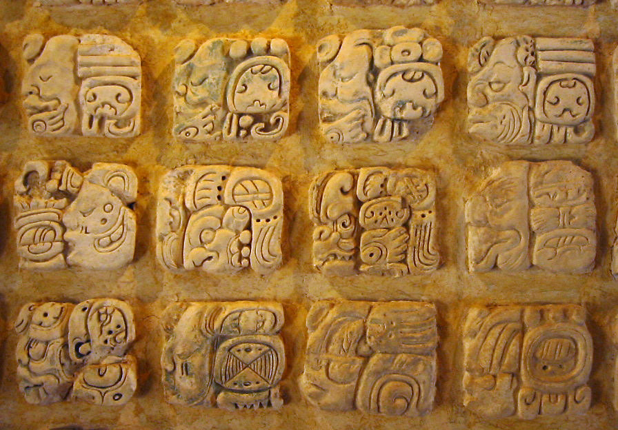 Glifos mayas en el Museo de sitio en Palenque, México.
