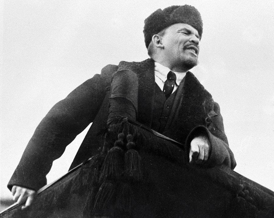 Vladímir Lenin en la Plaza Roja durante la celebración del primer aniversario de la Revolución de Octubre.