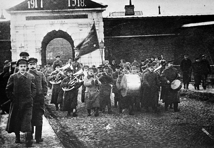 Celebración del primer aniversario de la Revolución de Octubre en Petrogrado, 1918.