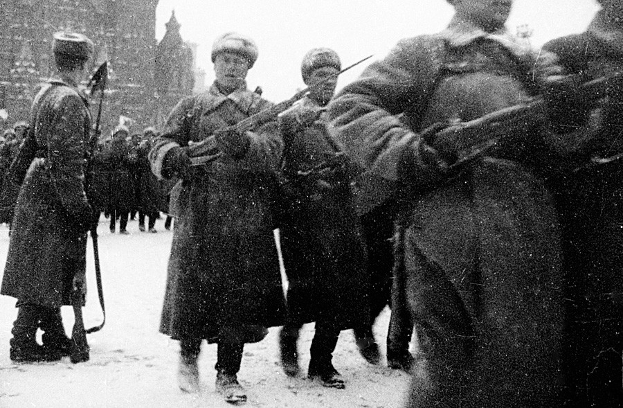 Tropas soviéticas en la Plaza Roja durante el desfile del 7 de noviembre de 1941.