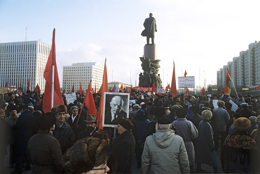 Celebración del 75º aniversario de la Revolución de Octubre en la plaza Oktiábrskaia en Moscú.