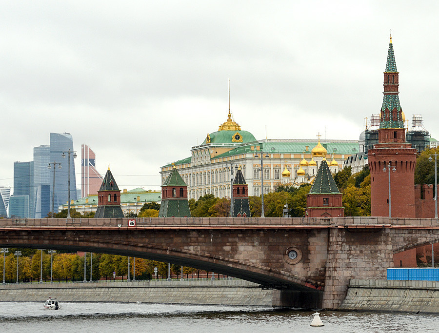 O Grande Palácio do Kremlin visto por trás das torres e muralhas do Kremlin. 