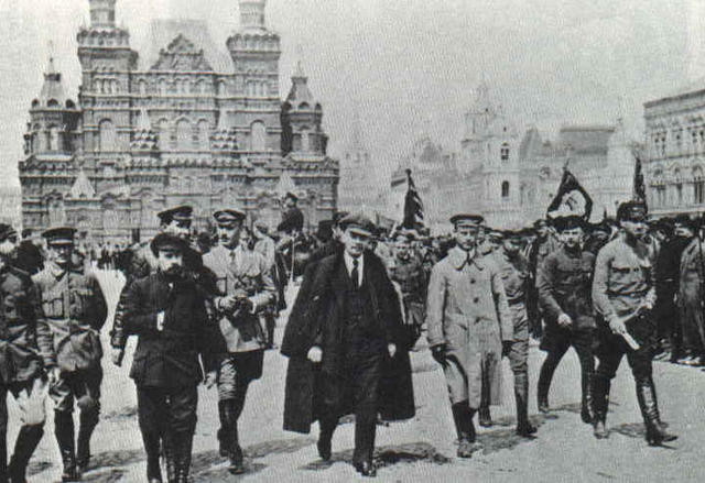 Др Вукашин Марковић са Лењинове десне стране у црном капуту, Црвени трг 1918.