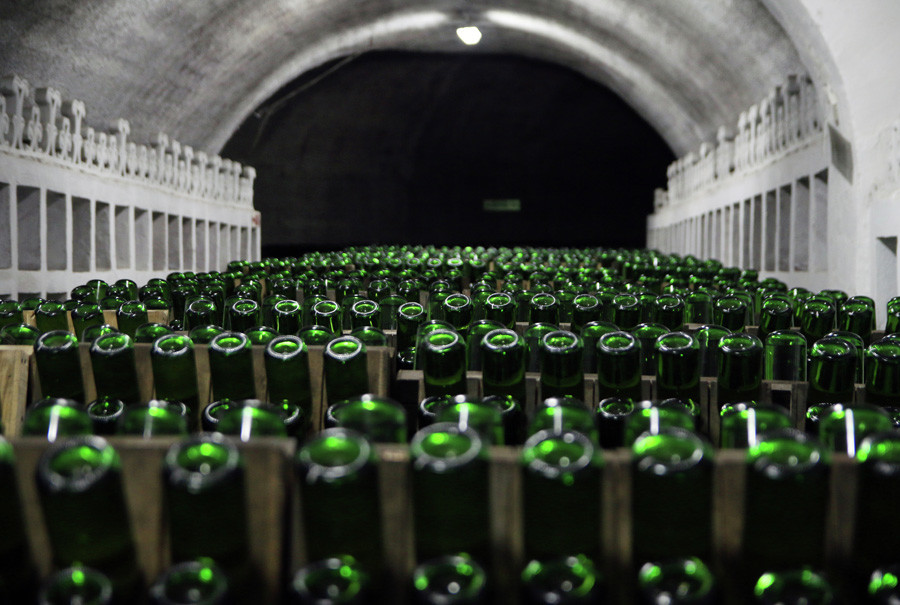 Production professionnelle de vins mousseux dans la petite ville de Novyi Svet.