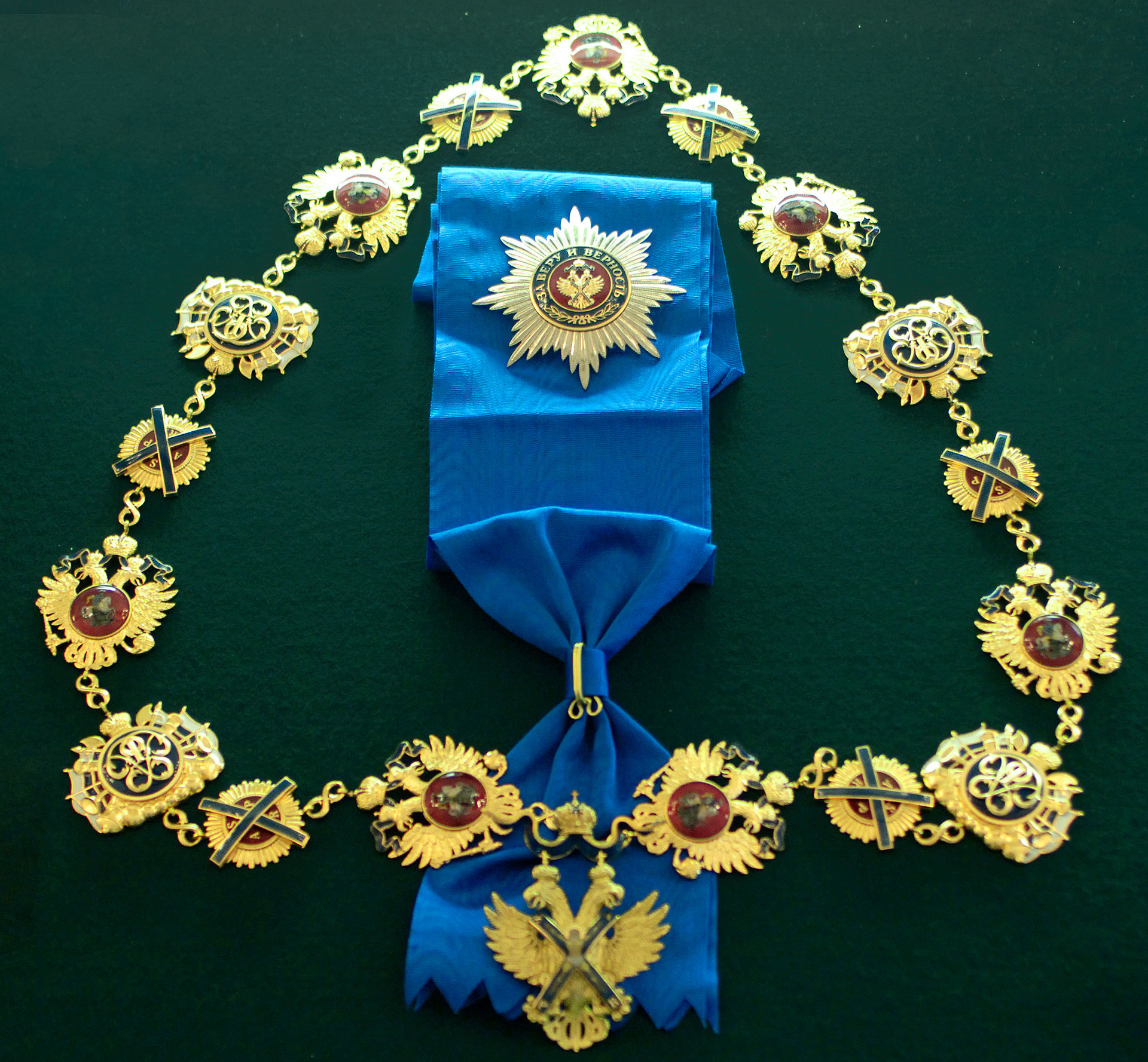 Орден светог апостола Андреја Првозваног, највиша државна награда у Русији.