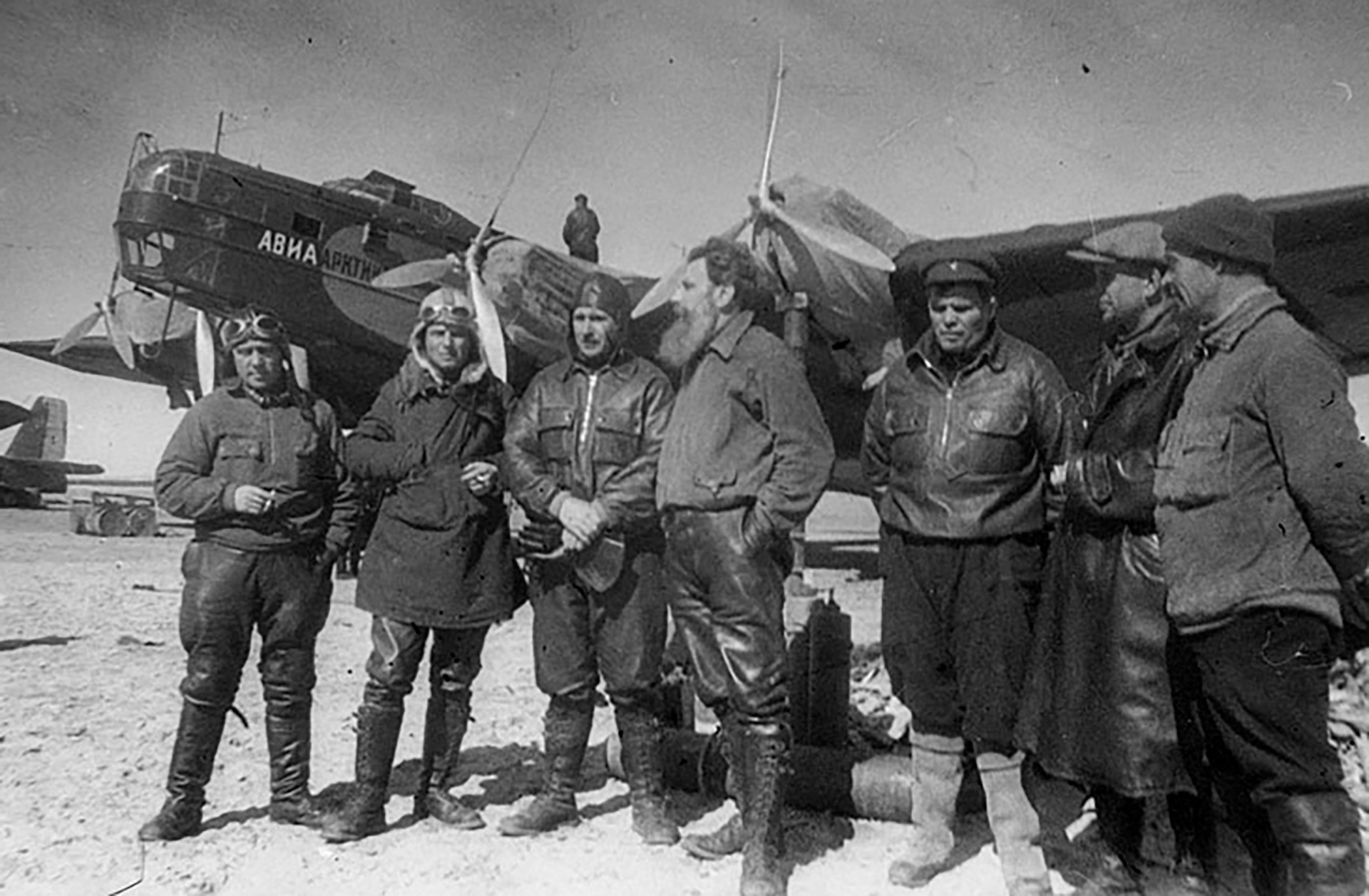 Člani odprave Severni pol 1, heroji Sovjetske zveze: I. T. Siprin, M. I. Ševeljov, M. S. Babuškin, M. V. Vodopjanov, A. D. Aleksejev, V. S. Molokov