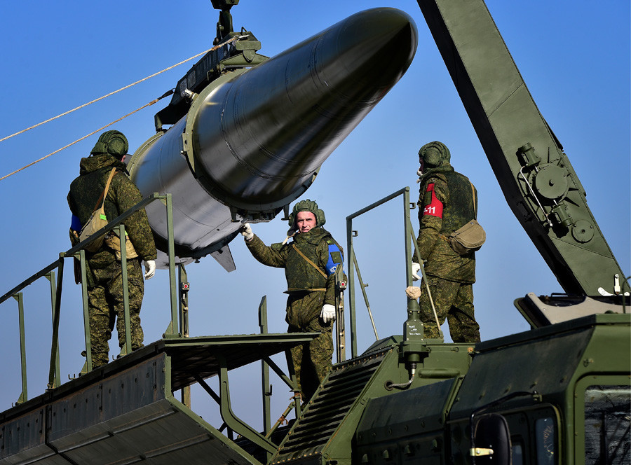 Vstavljanje kvazibalistične rakete v kopenski sistem Iskander-M na manevrih raketnih in artilerijskih enot Pete vojske Vzhodnega vojaškega okrožja na poligonu v Ussurijsku