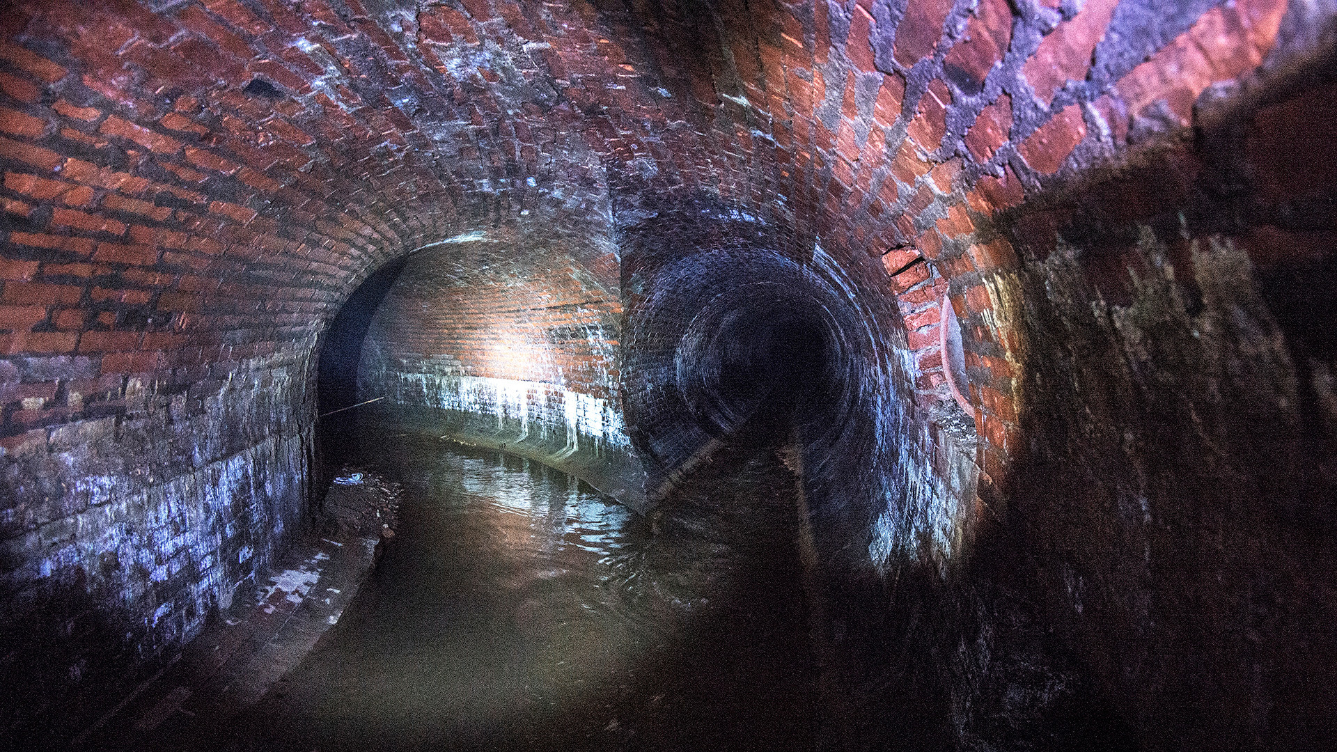 Посетиоци на екскурзији у тунелу реке Неглинаја. 