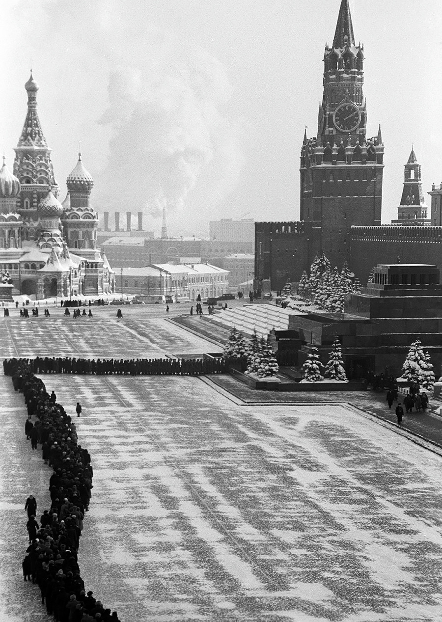 Gente in coda per visitare il mausoleo durante il periodo sovietico