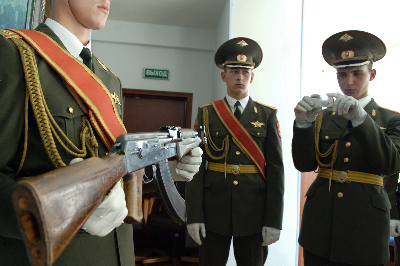 Првиот модел на АК-47 претставен на конференцијата посветена на 60-годишнината од ова советско оружје во корпорацијата „Рособоронекспорт”.
