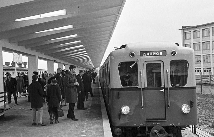 Penumpang menunggu kereta di stasiun Dachnoye, 1966.