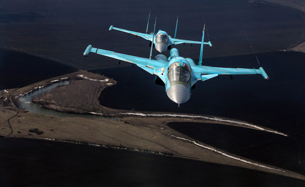 Zrakoplovi Su-34 lete iznad polja u Voronješkoj oblasti.
