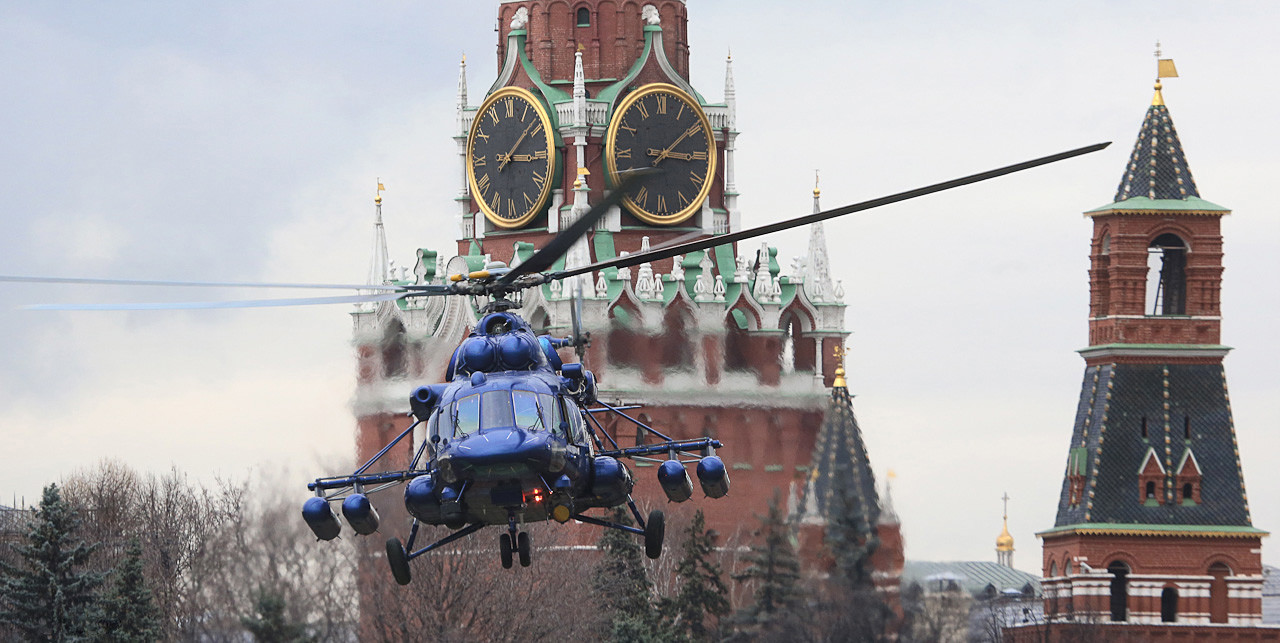 Хеликоптер Мил Ми-8 над Кремъл.
