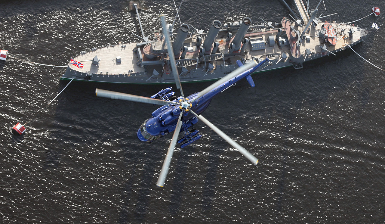 Хеликоптер Мил Ми-8 над крстосувачот Аврора.