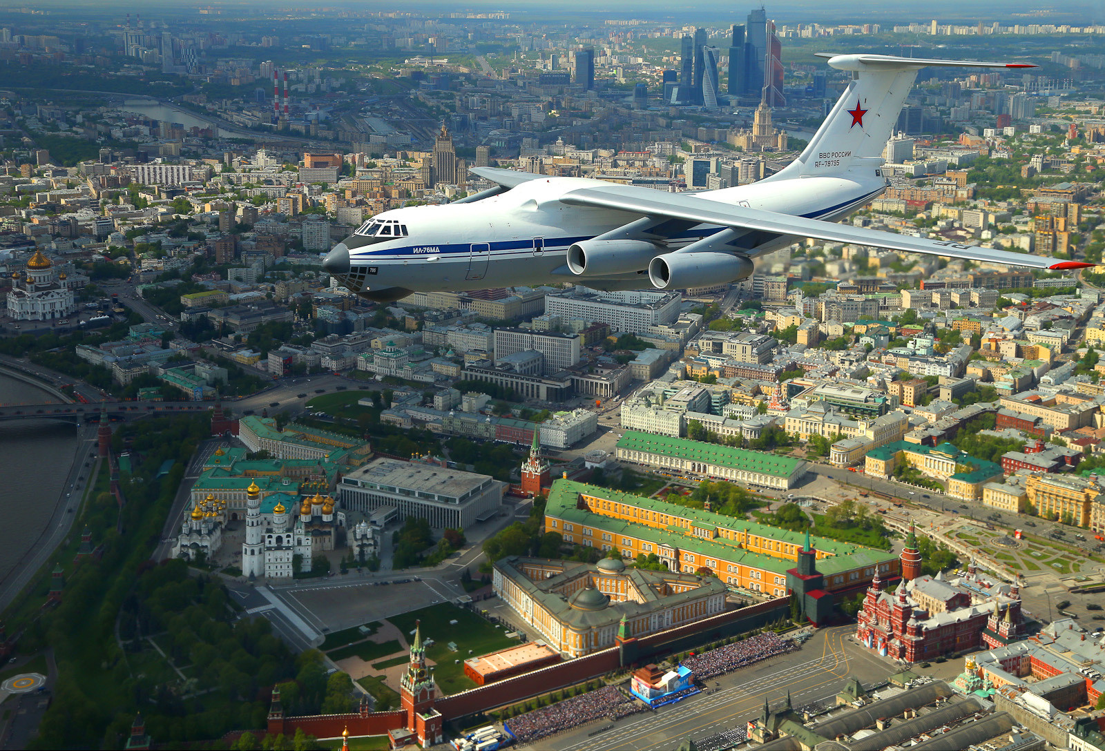 L’Ilyushin Il-76, un quadrigetto da trasporto strategico multiruolo, in volo sopra il Cremlino 