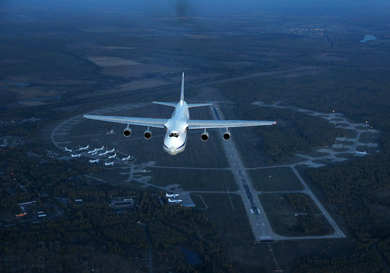 L’Antonov An-124 “Ruslan” è un quadrimotore turboventola ad ala alta, il più grande aereo militare al mondo da trasporto strategico