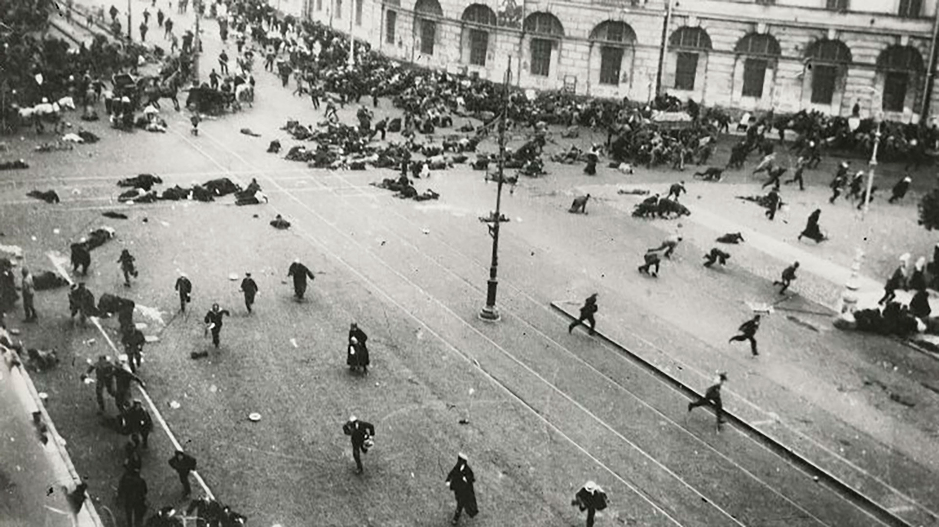 七月蜂起。1917年7月17日のネフスキー大通りでの騒乱