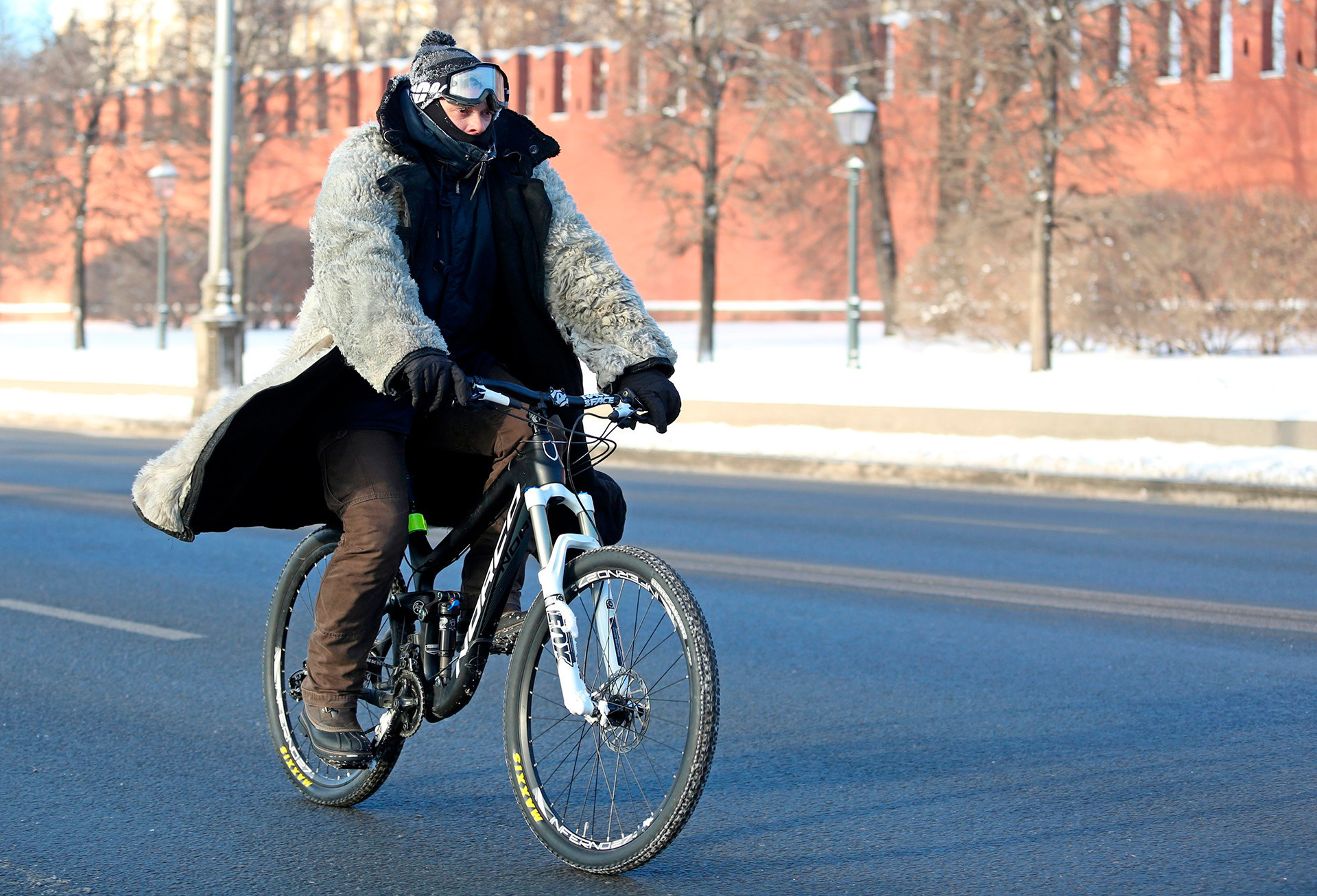 O frio e a neve podem impedir os escandinavos de se divertirem fora de casa. Mas os russos, esses não, de jeito nenhum! 
