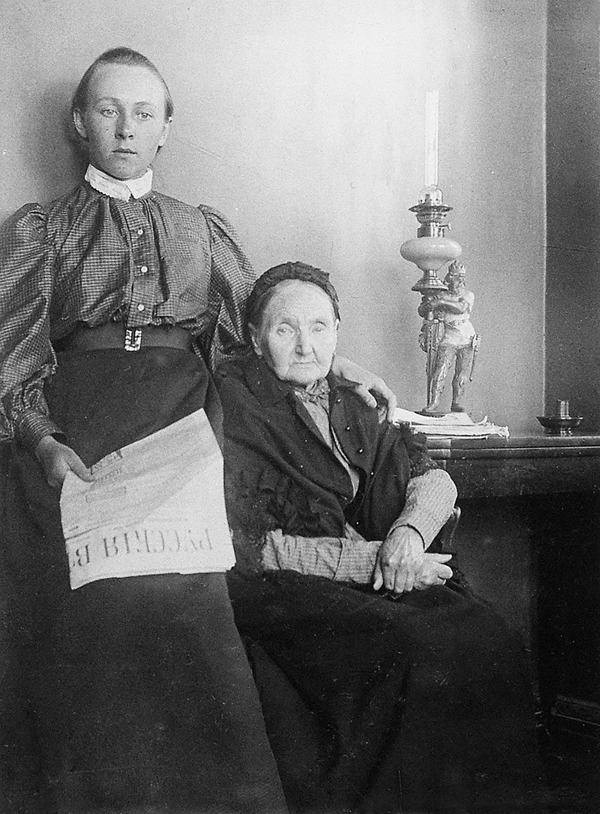 Liza Diákonova y su abuela.