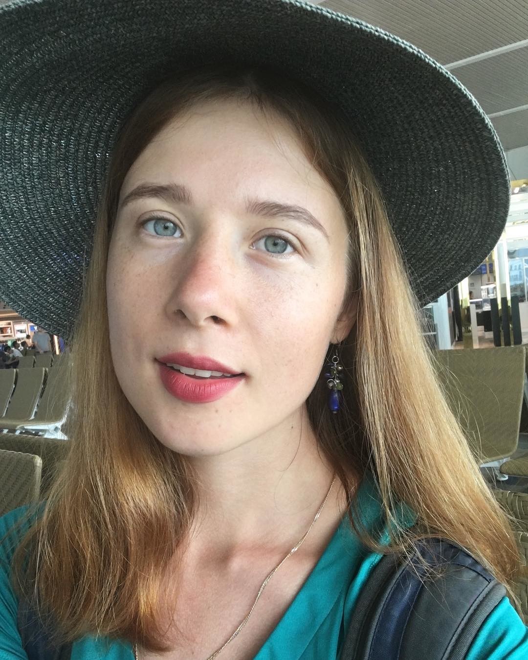 Tatiana (24) berasal dari Tver, sekitar tiga jam dari Moskow. Ia lulus dari Institut Negeri Hubungan Internasional Moskow (MGIMO) dan fasih berbahasa Indonesia. Kini, ia tinggal di Singapura bersama suaminya.