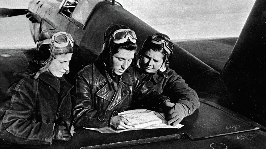 Lidija Litvjak, Jekaterina Budanova in Marija Kuznecova pred letalom Jak-1.

