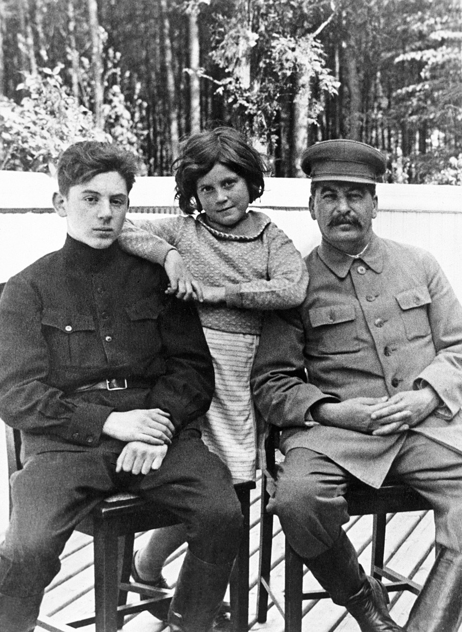 Сталин със сина си Василий (1921-1962) и дъщеря си Светлана(1926 - 2011) в една от дачите на бившия съветски лидер през юни 1935 г.