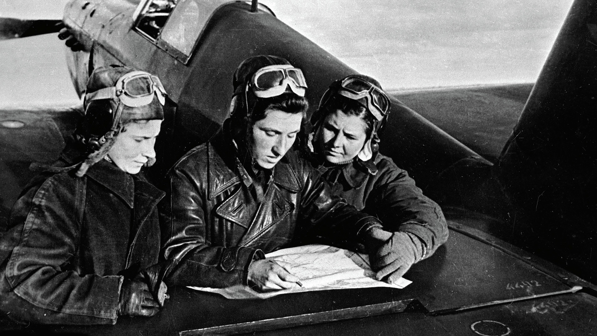 Лидија Литвјак, Екатерина Буданова и Марија Кузњецова пред авионот Јак-1