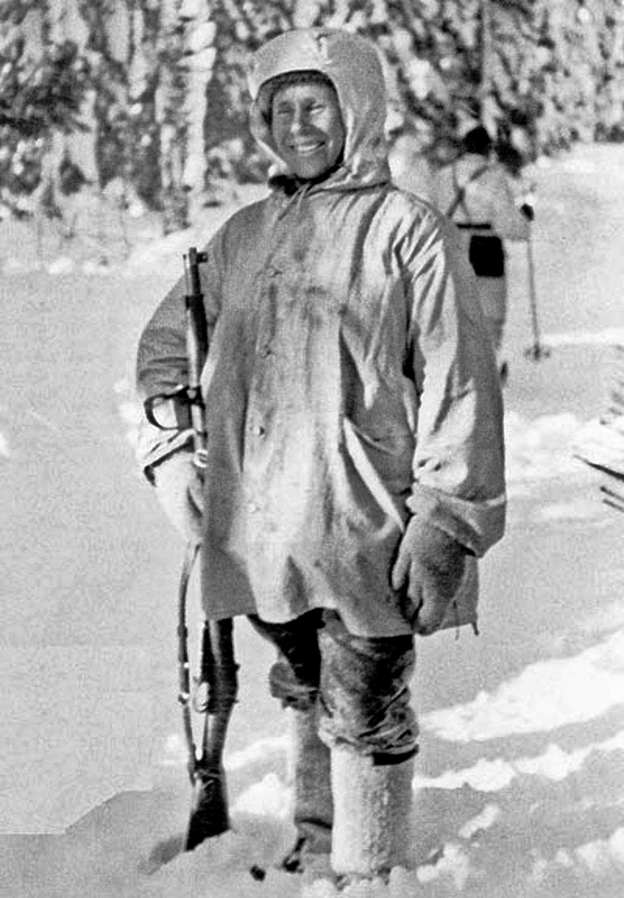 Simo Häyhä after being awarded with the honorary M/28 Pystykorva rifle