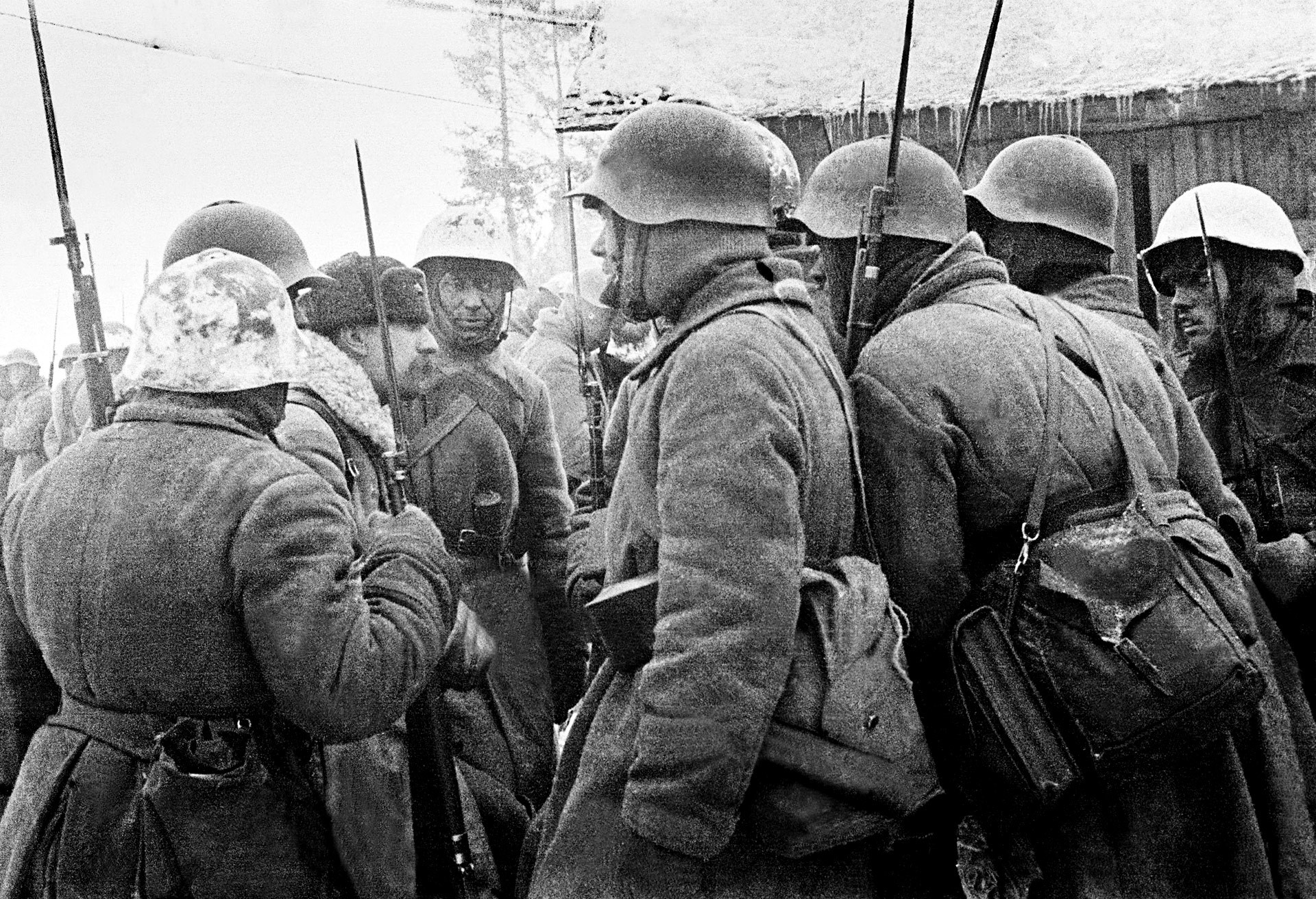 Карелският провлак. Командир инструктира войската преди битка, февруари 1940 г. 